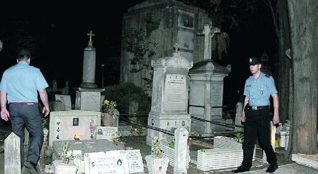 Messe nere al cimitero di Terni, trovate tracce di sangue e tombe forzate