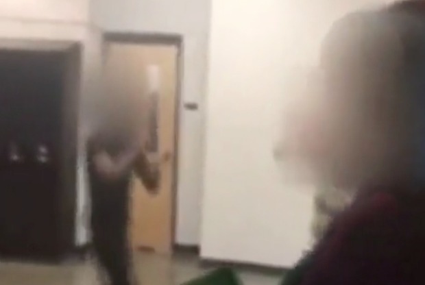 Usa, il prof lo rimprovera per un ritardo: 16enne lo prende a cazzotti in un corridoio della scuola