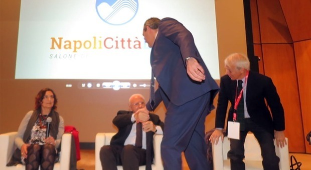 Napoli, De Luca non firma la tregua: «I ritardi del Comune ci costano milioni»