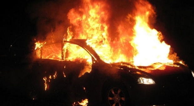 Sei auto in fiamme: evacuato palazzo