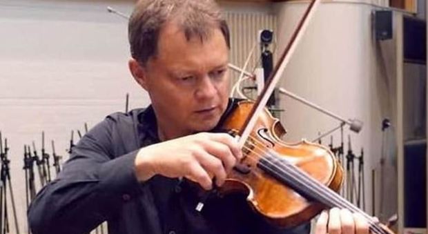 Dimentica il violino da 300mila euro sul treno: serviva per i concerti di Bocelli