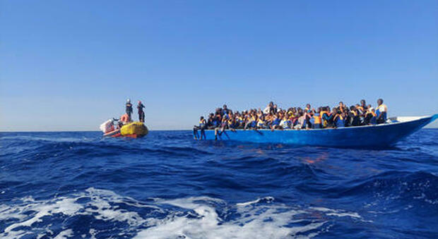 Migranti, in 280 sbarcano a Lampedusa su un barcone: sette morti