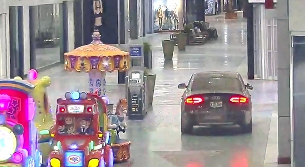 Assalto al centro commerciale con l'auto: vetrine sfondate e fuga con il maxi bottino