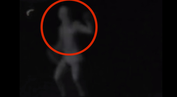 "Ho filmato un alieno": il video girato in piena notte terrorizza Manchester. Ma sarà vero?