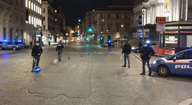 Roma, festa con musica e schiamazzi in via Nazionale: sanzionate 17 persone