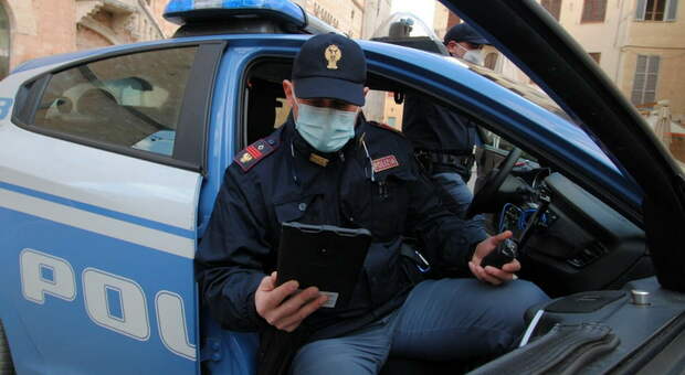 Roma, coppia rapinata sulla A24 «Sequestrati da finti agenti, mi hanno colpito con il calcio del fucile»