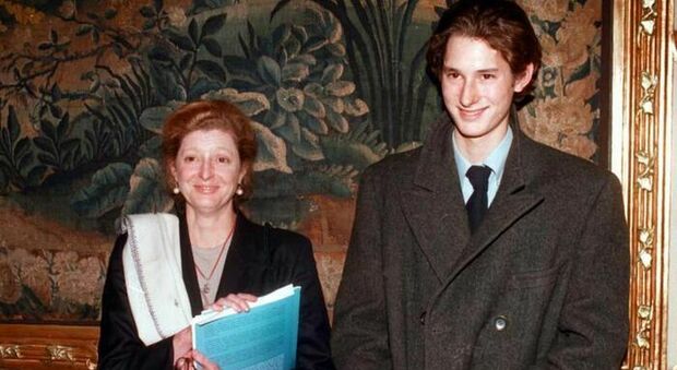 John Elkann racconta: «Mia madre era violenta. Schiaffi? Peggio. Lapo ha subito più di tutti»