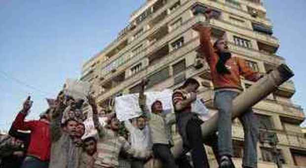 Proteste anti-Mubarack al Cairo (foto Lefteris Pitarakis - Ap)