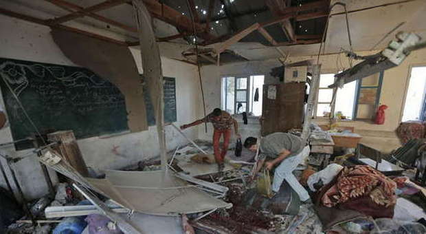Gaza, bombe su una scuola Onu e mercato. Fonti palestinesi: «Altri 40 morti»