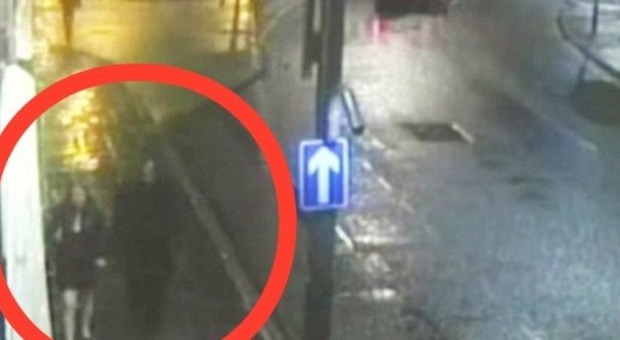 Stupratore in azione: avvicina una 24enne alla fermata del taxi e la porta via