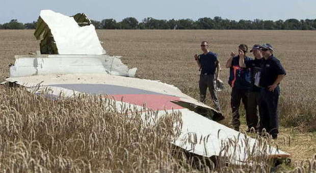 Aereo abbattuto in Ucraina, rapporto olandese: «Il volo Mh17 colpito da numerosi proiettili»