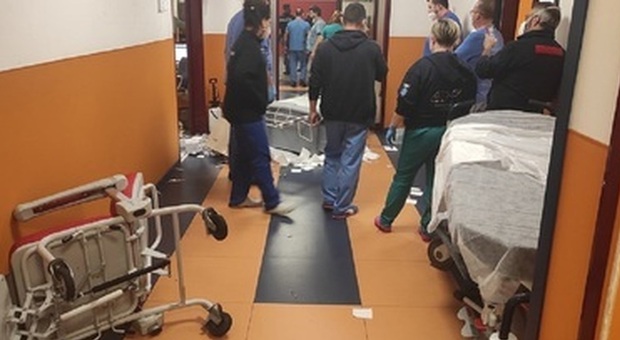 Far west ospedali: papà muore d'infarto, giovane prende a pugni due infermieri al pronto soccorso