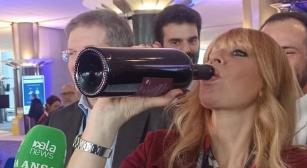 Alessandra Mussolini: «Mi attacco alla bottiglia». Così (alle 11) difende il vino italiano