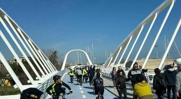 In migliaia sul nuovo ponte: «Bello, ora un’unica ciclabile per tutta la riviera fermana»