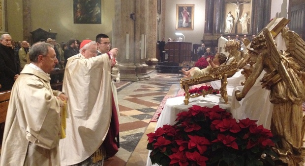 Il cardinale Gualtiero Bassetti durante la messa di Natale nella cattedrale di San Lorenzo