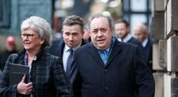L'ex premier scozzese Salmond arriva in tribunale