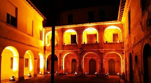 L'Ospedale Vecchio di Rieti in modalità notturna (foto Gruppo Fai Rieti).