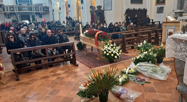 Per il funerale di Luca Duranti si ferma Sant'Angelo in Vado: una folla nella chiesa di San Francesco per il papà calciatore morto in un incidente