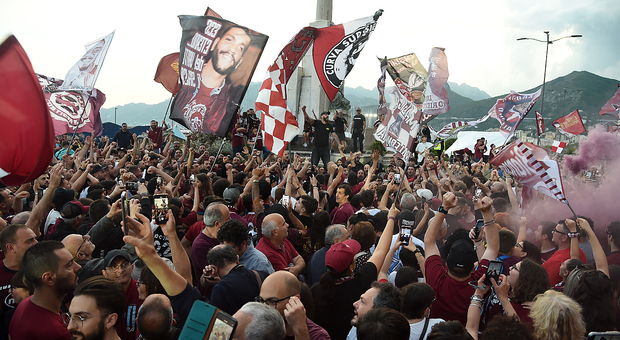 La festa della Salernitana in piazza della Concordia