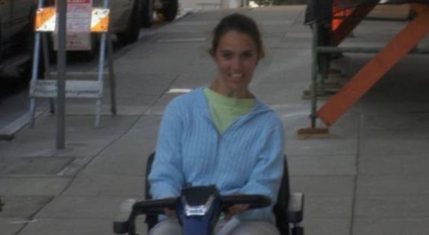 Usa, Jean si alza e cammina dopo 30 anni su una sedie a rotelle per una diagnosi sbagliata