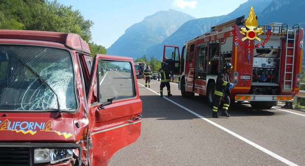 Schianto fatale tra furgone e moto: inutile l'intervento dell'elisoccorso