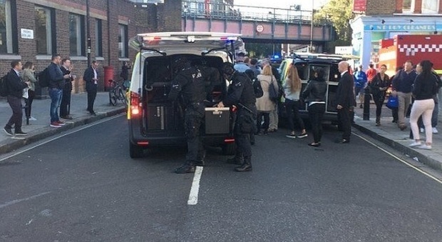 Esplosione Londra, testimone italiana: "La gente veniva calpestata, sono stata investita dai passeggeri della metro"