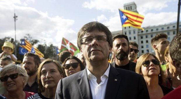 Puigdemont: «Siamo vittime di un'aggressione. La Spagna ha di fatto sospeso l'autonomia della Catalogna»
