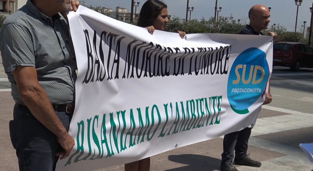 «Basta morire di tumore», protesta contro l'inquinamento ambientale davanti al tribunale di Napoli