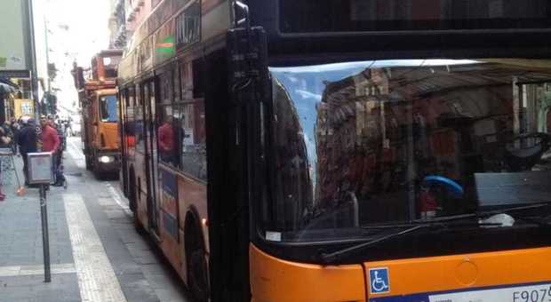 Napoli, via Roma, cadono i fili del bus elettrico: paura tra i passanti, traffico in tilt