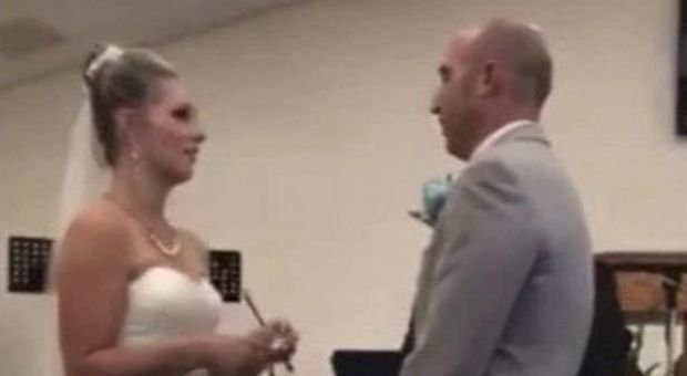 «Quel vestito lo abbiamo pagato noi»: la suocera cacciata dalla sposa dopo aver interrotto il matrimonio VIDEO