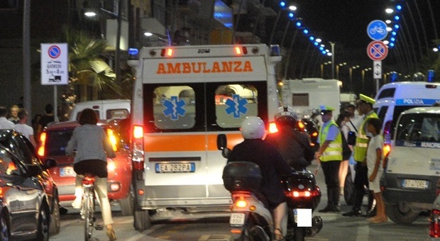 Schianto choc sul lungomare di Civitanova: scooter contro un lampione, muore un uomo di 32 anni