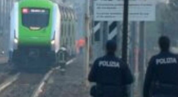 Incidente ferroviario a Treviglio, treno contro carrello della manutenzione: spavento a bordo e passeggeri evacuati. Linea bloccata