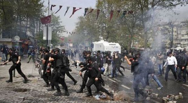 Istanbul, la polizia carica i lavoratori in piazza per il primo maggio