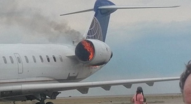 Il motore dell'aereo va a fuoco, panico tra i passeggeri