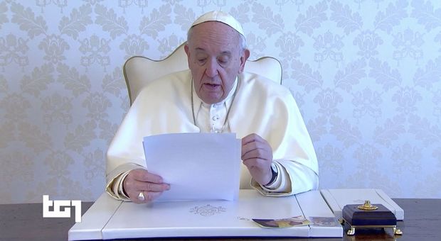 Papa Francesco al Tg1 cita Giovanni XXIII: «Date una carezza ai vostri bambini»
