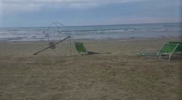 Ombrelloni divelti e lettini spostati sulla spiaggia a Senigallia