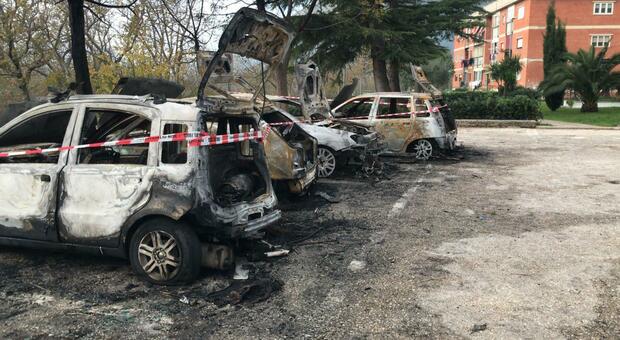 Incendio a Roccarainola, notte di fuoco: in fiamme cinque autovetture