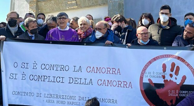 Don Patriciello, manifestazione a Caivano: «No alla camorra, siamo tutti padre Maurizio»