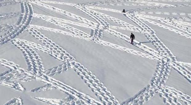 Simon Beck, l'artista che disegna camminando per ore sulla neve