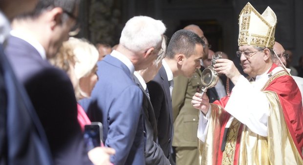 Il giorno dopo di Di Maio: «Chi disprezza la festa di San Gennaro disprezza Italia»