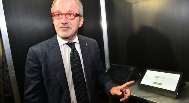Il governatore Roberto Maroni illustra le modalità del voto elettronico (Fotogramma)