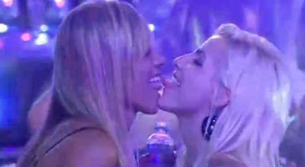 Scandalo al Gf brasiliano, bacio lesbo con la linguae doccia hot in diretta tv