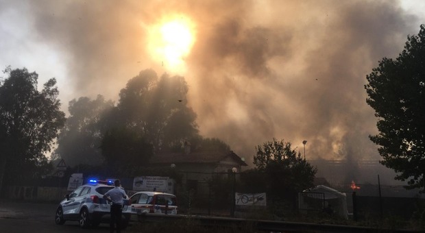 Incendio lungo il viadotto della Magliana: interviene anche l'elicottero
