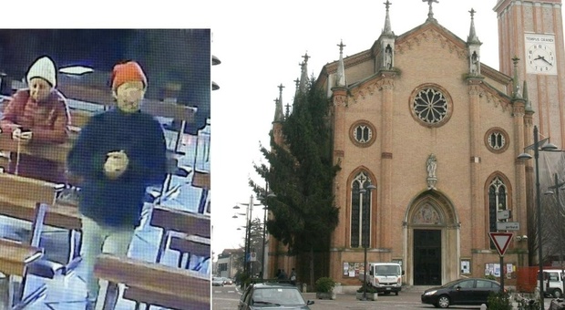 Mestre, i ladri (ripresi dalle telecamere) entrano in chiesa per rubare le offerte: fedeli-eroi li mettono in fuga