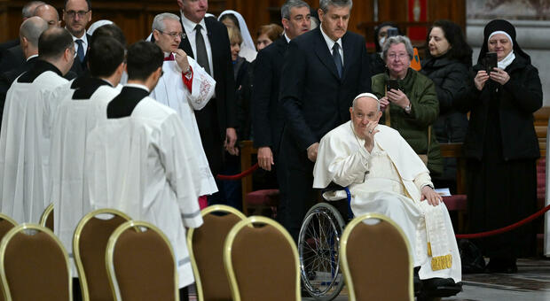 Il Papa si lamenta delle cordate e degli intrighi: in giro ci sono troppi preti «zitelloni e acidi»