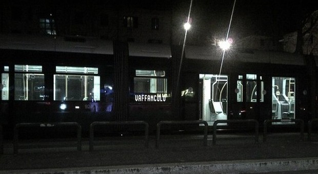 Togliatti, al capolinea spunta il tram con la scritta: «Vaffa...»