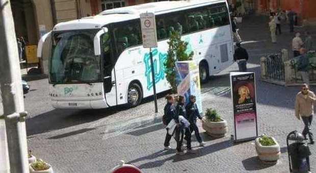 Rieti, i vigili non arrivano e bus di turisti resta bloccato in via Cintia