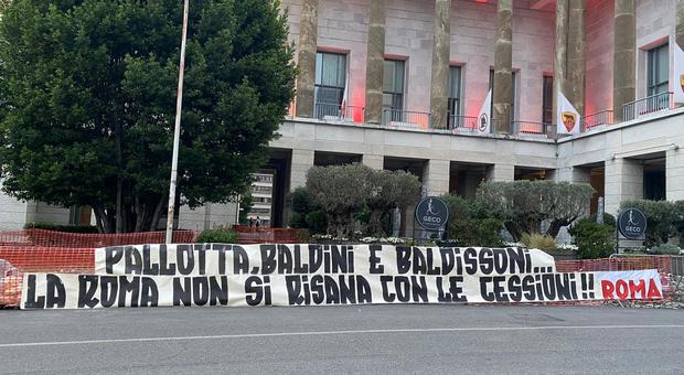 Roma, tifosi infuriati con Pallotta. Due striscioni sotto la sede del club: «Go home»