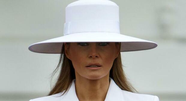 Melania Trump, l'ex first lady mette all'asta il cappello bianco a partire da 250.000 dollari