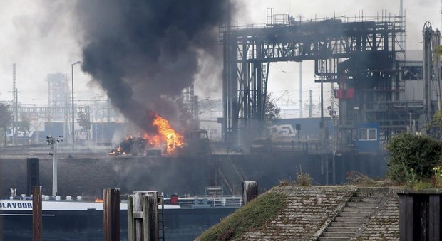 Germania, esplosione in impianto chimico in un porto: due morti, 6 feriti e 2 dispersi